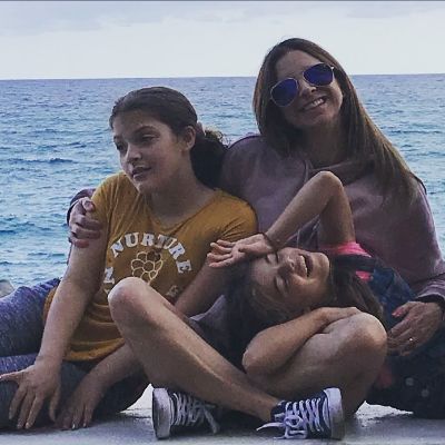 Cathy Areu and her daughters posing for a photoshoot. 